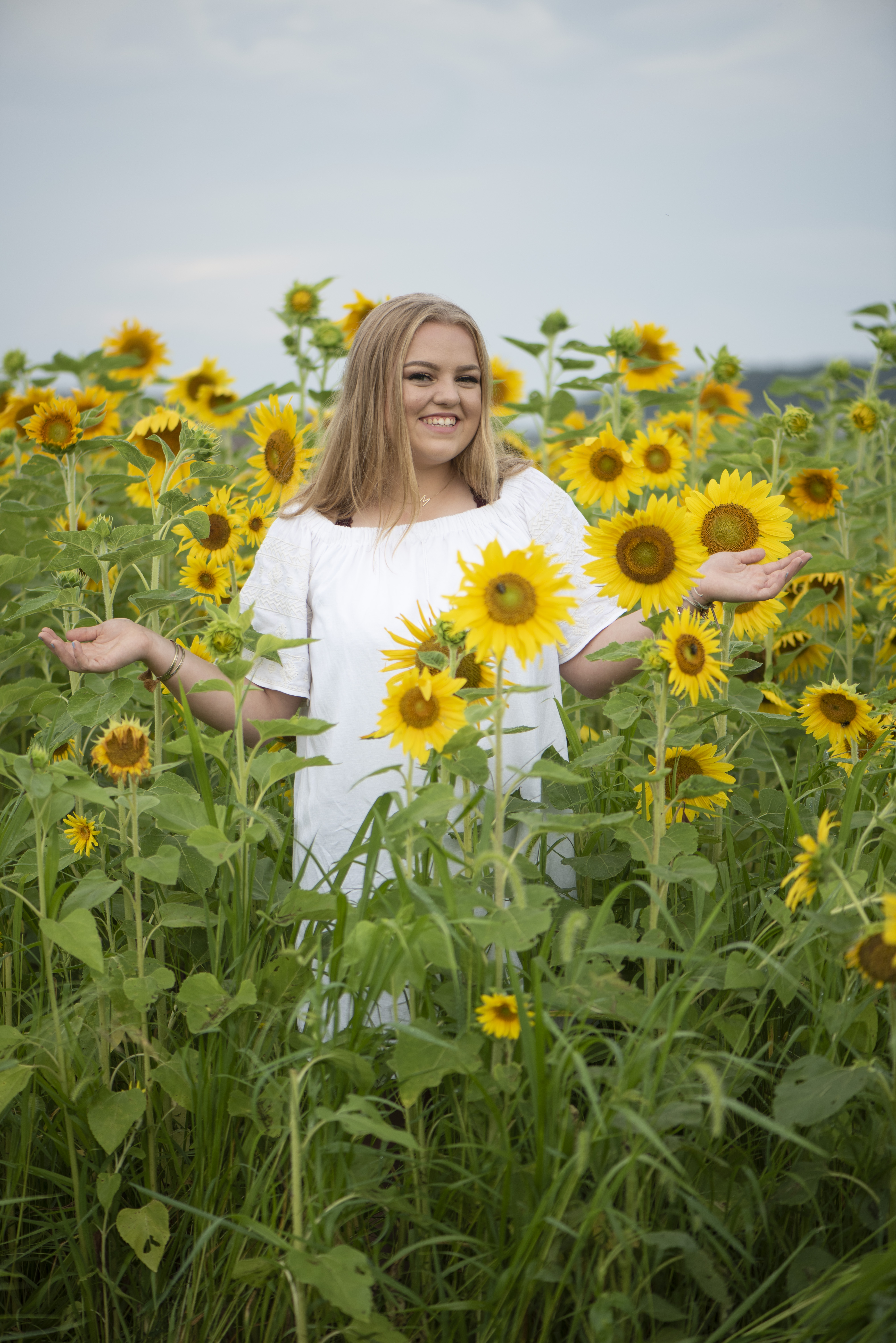 Senior Girl Pictures in Sunflower Field